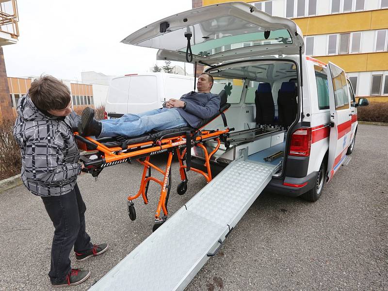Po více než dvou letech má litoměřická nemocnice novou sanitku