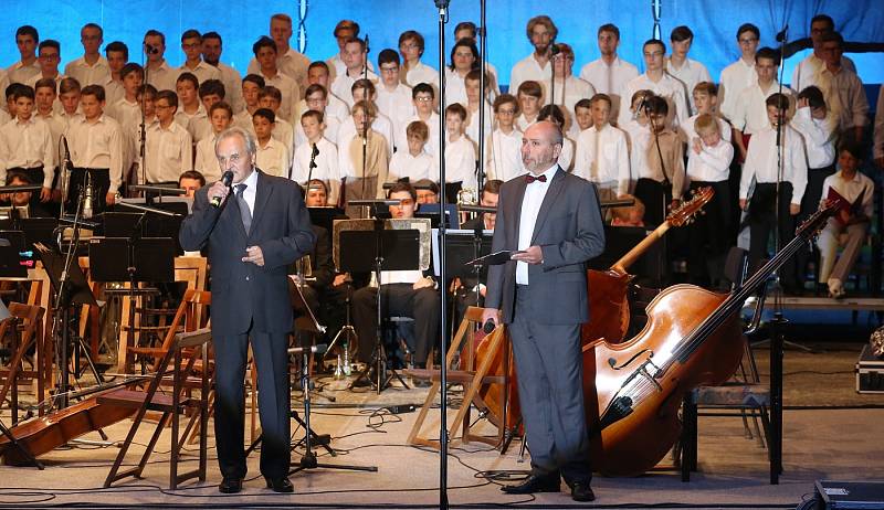 Stodvacetičlenný chlapecký sbor předvedl v litoměřickém letním kině  svoji sílu a kvalitu za doprovodu symfonického orchestru Filharmonie Hradec Králové.