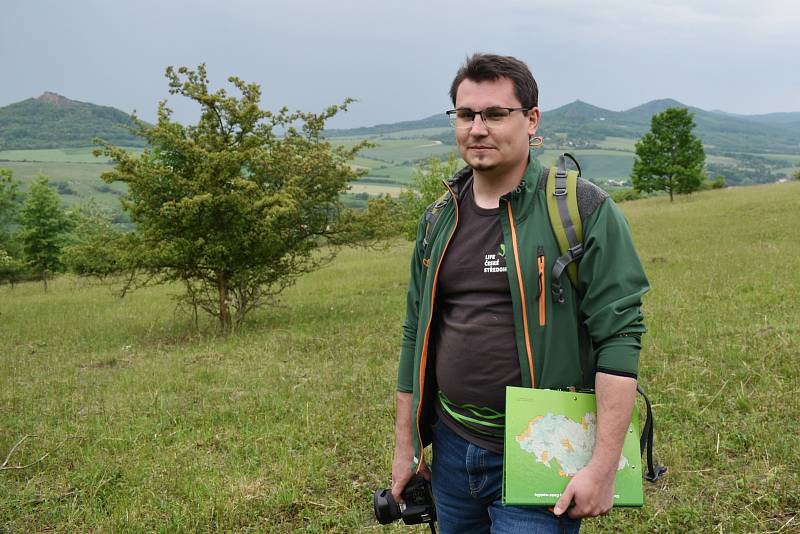 Ondřej Nitsch z Agentury ochrany přírody a krajiny ukazuje, jak důkladná pastva svědčí louce, rozkvétá