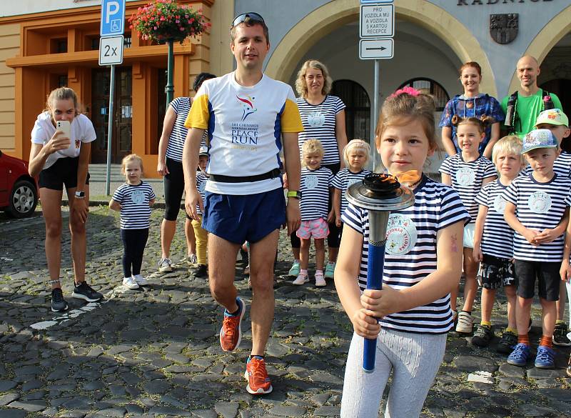 Mírový běh v Litoměřicích. Ještě před startem další etapy se běžci setkali se zástupci iniciativy Rozběháme Litoměřice, místostarostou Lukasem Wünschem a dětmi z dechového stacionáře v Tylově ulici.