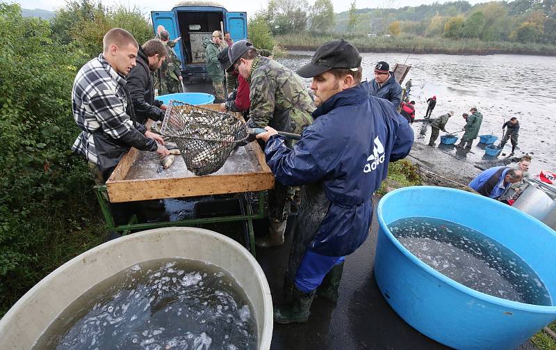 Tradiční podzimní výlov rybníka měl letos kvůli pandemii koronaviru méně přihlížejících diváků.