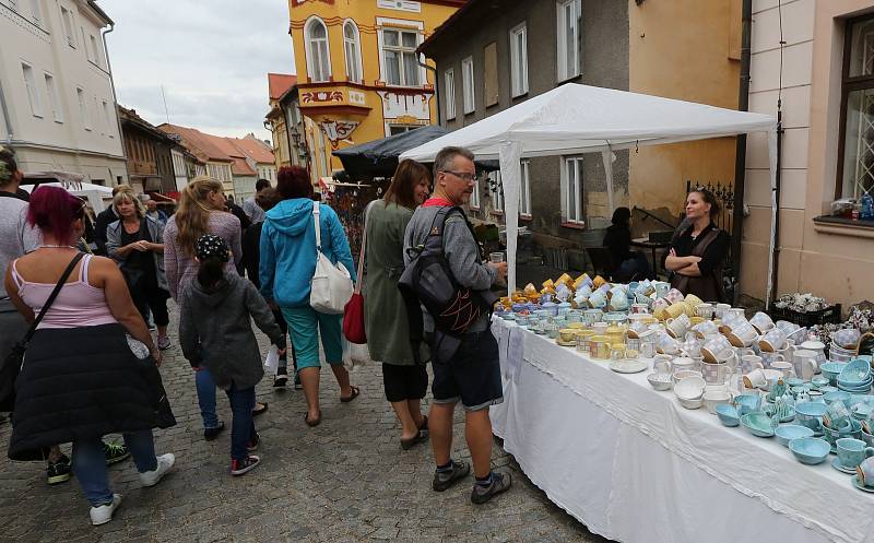 Tisíce návštěvníku zaplavilo Úštěcký letní jarmark. Na jubilejní 20. ročník dorazil i císař a král Karel IV. se svojí družinou.