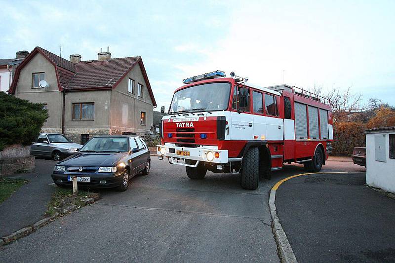 Auta stěžují hasičům průjezd.