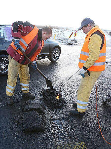 OPRAVA silnice v Průmyslové ulici proběhla v pondělí, po označení vozovky jako nebezpečné. 