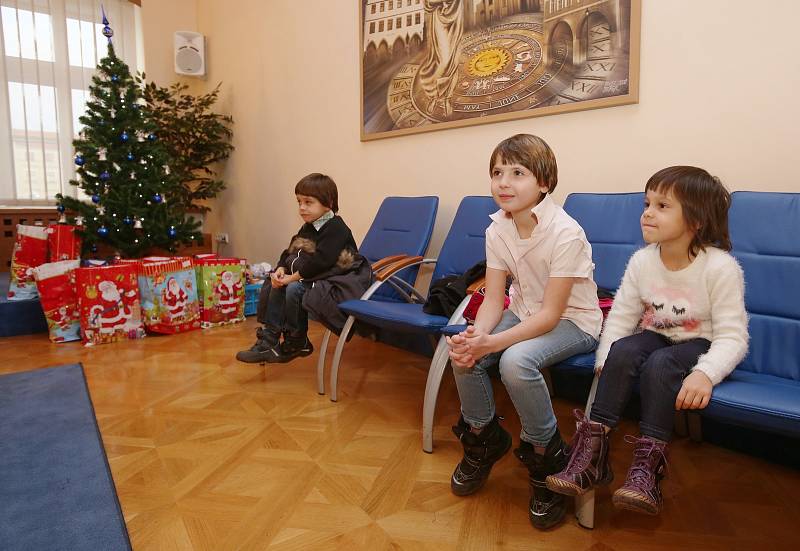 Děti z Klokánku měly Vánoce nanečisto. Již v pondělí dostaly vánoční dárky od nadace Kalich Alexandra Vondry.