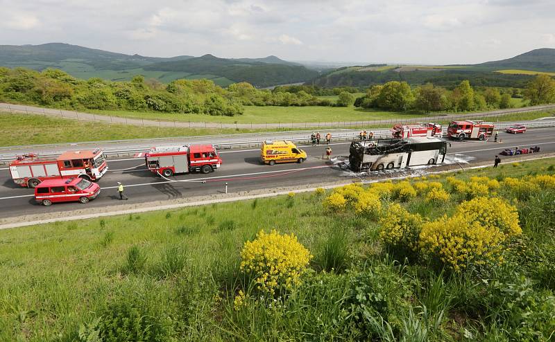 Lovosice, Dobkovičky, dálnice D8 požár zájezdového autobusu, bez zranění. Kolem patnácté hodiny začal na dálnici D8 u Dobkoviček zatím z nezjištěných zájezdový autobus. Ten vyjížděl z Bíliny do jižních Čech a vezl důchodce na týdenní pobyt. Podle jedné z 