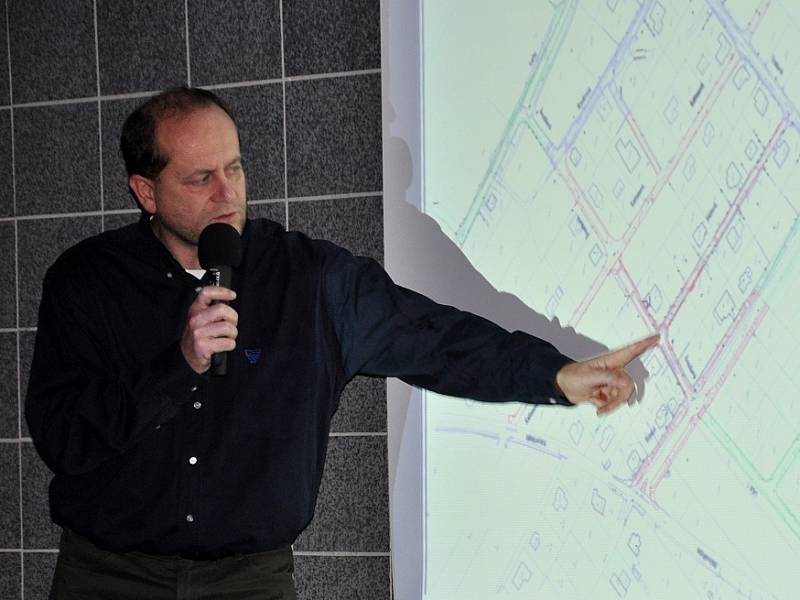 Místostarosta Červín názorně vysvětlil, kde jsou pomyslné „dopravní špunty“, jež brání dalšímu rozvoji infrastruktury na Miřejovické stráni. 