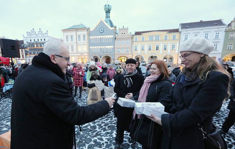 V pátek 4. ledna v podvečer požehnal litoměřický biskup Jan Baxant tříkrálové koledníky.