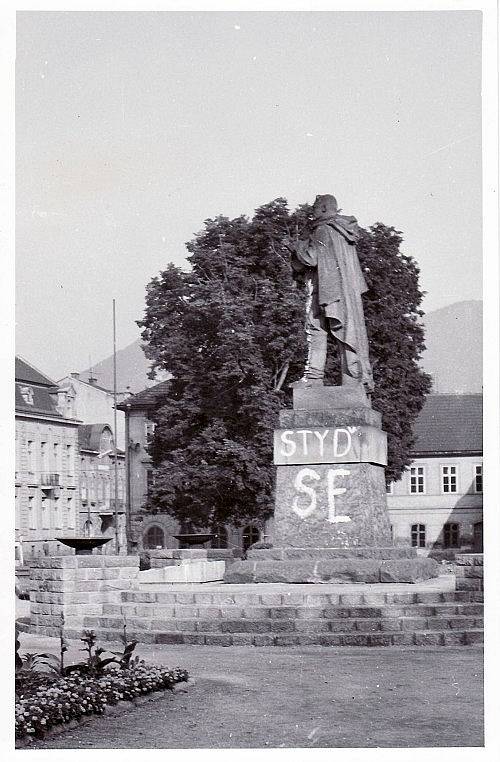 Socha rudoarmějce v lovosickém parku, kterou 21. 8. 1968 neznámý obyvatel Lovosic ozdobil nápisem STYĎ SE. (Archiv Jiřího Kupery)