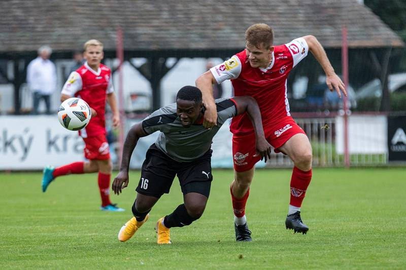 Brozany (černé dresy) prohrály na hřišti pardubické rezervy 1:2.