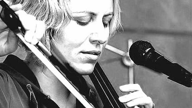 Cellistka Dorota Barová - Kuzmich Orchestra.