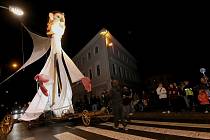 V Lovosicích se procházel obří anděl. Přivezlo ho Divadlo Kvelb a účastnil se tradičního lampionového průvodu.