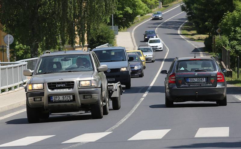 Opravy části dálnice u obce Nová Ves způsobují na Litoměřicku dopravní problémy. Houstne doprava v obcích, kde vede stará silnice E55.