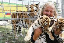 Principál cirkusu JOO představuje tygří mláďata.