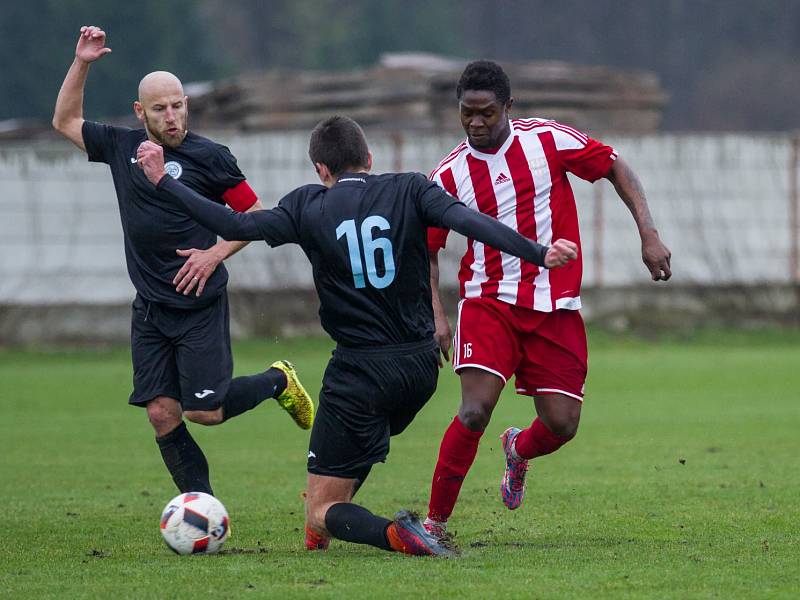 Fotbalisté Brozan (v pruhovaném) porazili v divizním duelu Chomutov 3:1.