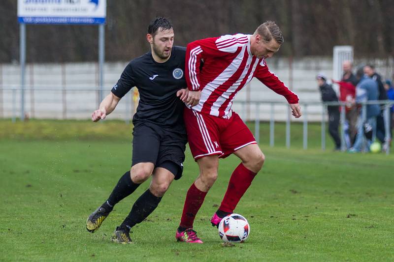 Fotbalisté Brozan (v pruhovaném) porazili v divizním duelu Chomutov 3:1.