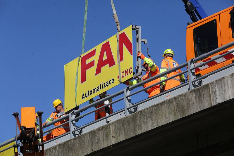 Odstraňování prvního billboardu na dálnici D8 u Roudnice nad Labem