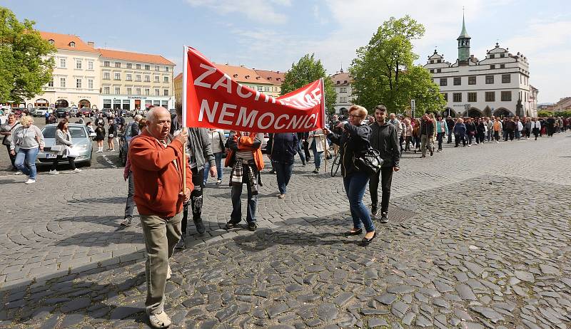 Několik stovek nespokojených občanů dorazilo ve středu 1. května k městské nemocnici. Lidé protestovali proti prodeji nemocnice.