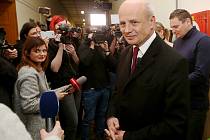 Prezidentský kandidát Michal Horáček odevzdal svůj hlas v pátek odpoledne v Roudnici nad Labem, kde bydlí
