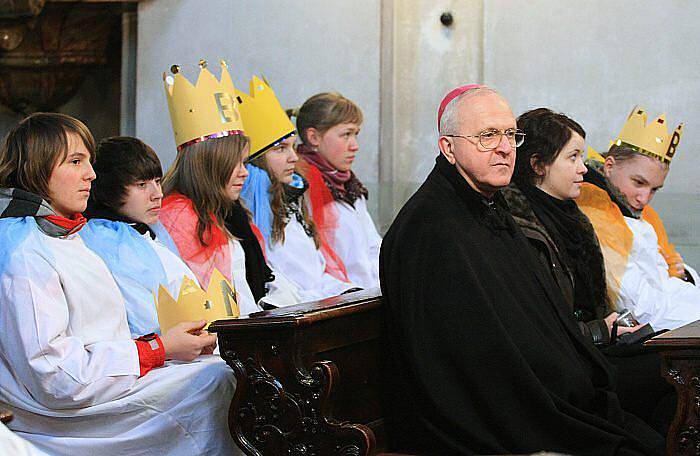 KOLEDNÍKŮM, kteří  se do sbírky přihlásili, požehnal v neděli v kostele sv. Jakuba v Litoměřicích biskup Mons. Jan Baxant.