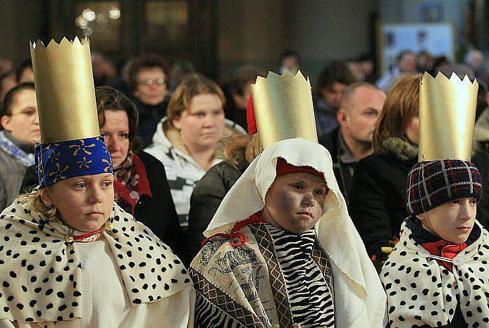 KOLEDNÍKŮM, kteří  se do sbírky přihlásili, požehnal v neděli v kostele sv. Jakuba v Litoměřicích biskup Mons. Jan Baxant.