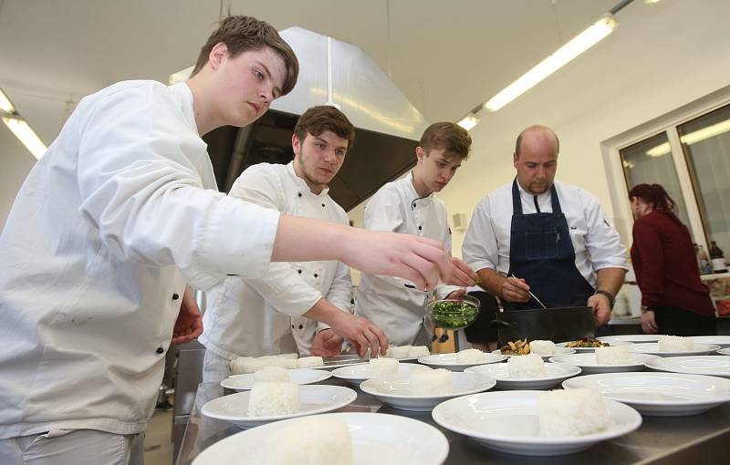 Žáci gastronomických oborů připravili zájemcům z řad veřejnosti o netradiční kuchyni jídla typická pro Vietnam.