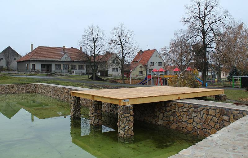 Rekonstrukcí prošla požární nádrž. Dřevěné molo získá ještě zastřešení a bude na něm i posezení.