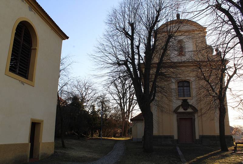 Kostel svatého Václava v Dlažkovicích se zvonicí.