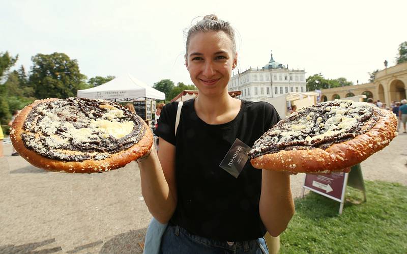 Tradiční makové slavnosti proběhly v sobotu v areálu ploskovického zámku. Dorazily stovky návštěvníku nejenom za makovými pochoutkami, ale i za relaxací v zámeckém parku.