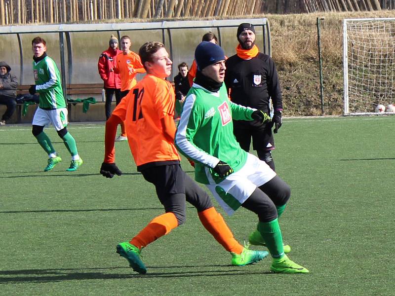 Dorostenci SK Roudnice (v oranžovém) podlehli v přípravě Nymburku 0:1.