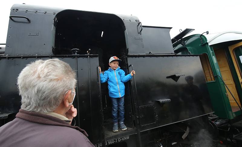 Na švestkové dráze se opět proháněla pára. Parní lokomotiva ventilovka se proháněla po švestkovce poprvé. Stovky obdivovatelů, ale i turistů využilo příjemného počasí a projeli se z Litoměřic až do Mostu a zpět mimořádným vlakem.