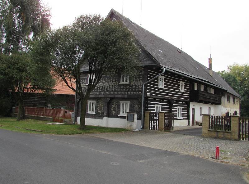 Obec Chotiněves. Mezi historickou zástavbou v podobě stavení či roubenek pocházejících i z 18. století, které jsou památkově chráněné, stojí i novější domy ze století minulého.