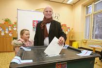 Textař, hudebník a neúspěšný kandidát na prezidenta Michal Horáček dorazil v 16 hodin do volební místnosti v Roudnici nad Labem.