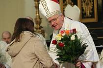 Nový biskup dostal od věřících růže deseti barev symbolizující deset vikariátů litoměřické diecéze.