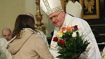 Nový biskup dostal od věřících růže deseti barev symbolizující deset vikariátů litoměřické diecéze.