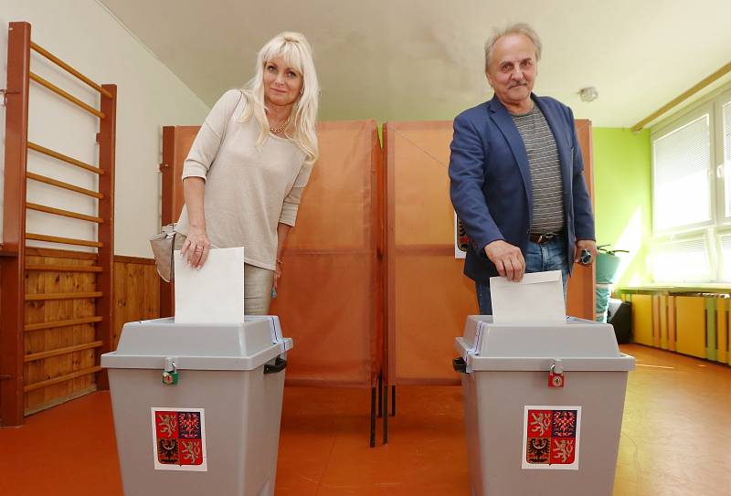 Volit dorazil po patnácté hodině i starosta města Litoměřice Ladislav Chlupáč s manželkou.