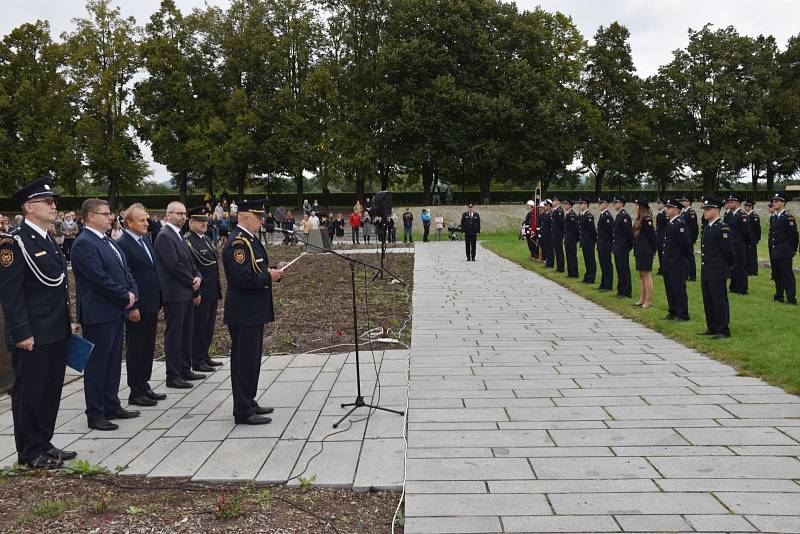 Noví členové Hasičského záchranného sboru Ústeckého kraje složili slib v areálu Památníku Terezín