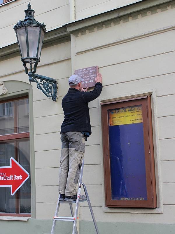 DESKU do Michalské ulice instalovali Tomáš Rotbauer a Pavel Malý.