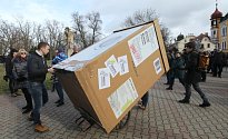 Socha rudoarmějce v Litoměřickém parku budí stále emoce, v sobotu 25. února tam proběhlo petiční setkání.