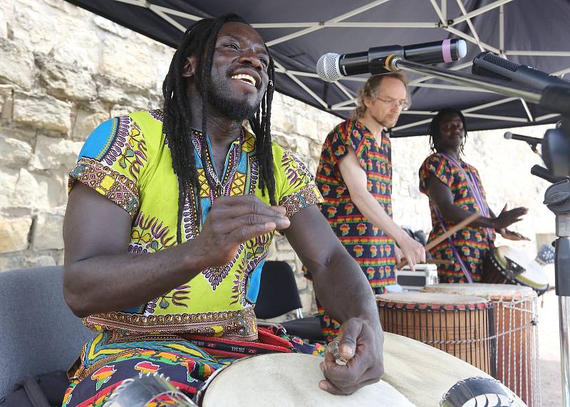 7. ročník afrického festivalu Dun Dun, který byl plný rytmů, chuti a módy.