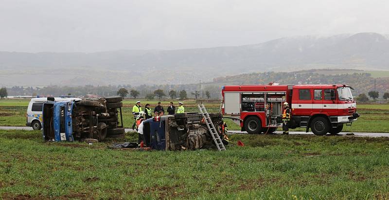 Tragická nehoda dodávky a nákladního vozu u Počapel