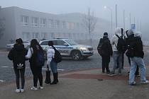 Situace před Střední odbornou školou a odborným učilištěm Neklanova v Roudnici nad Labem v pondělí 29. ledna ráno.
