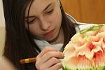 STUDENTI Z LITOMĚŘIC i Ústí nad Labem se na litoměřické Střední škole pedagogické, hotelnictví a služeb učili carvingu – vyřezávání do ovoce a zeleniny.