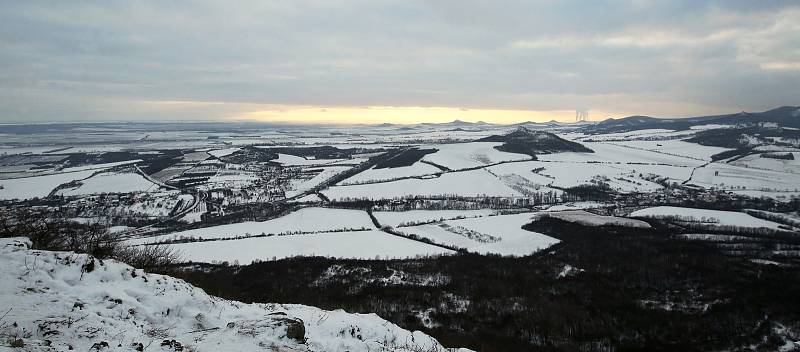 Lidé vyrazili na podvečerní vycházku. Cílem byl hrad Košťálov u Třebenic