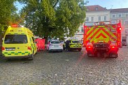 Strážníci a zdravotníci se snažili oživit muže na Mírovém náměstí v Litoměřicích. Marně.