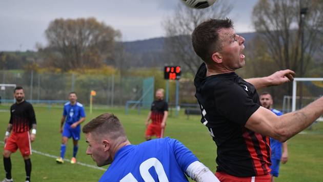 Liběšice (tmavé dresy) doma podlehly Černovicím 1:3.