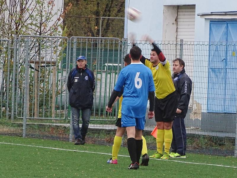 Utkání Prackovic (v modrém) proti Lovosicím B se odehrálo na umělé trávě v Lovosicích.