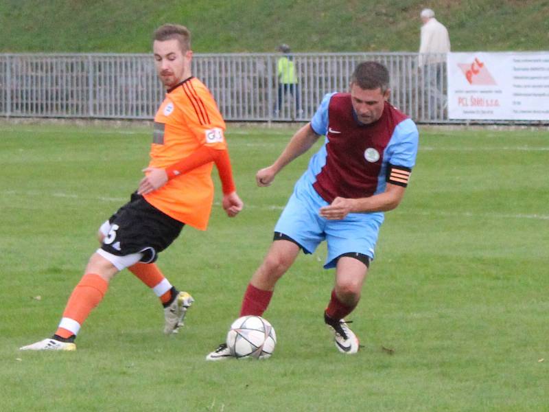 Fotbalisté SK Roudnice (v oranžovém) porazili doma Malé Žernoseky 6:0.