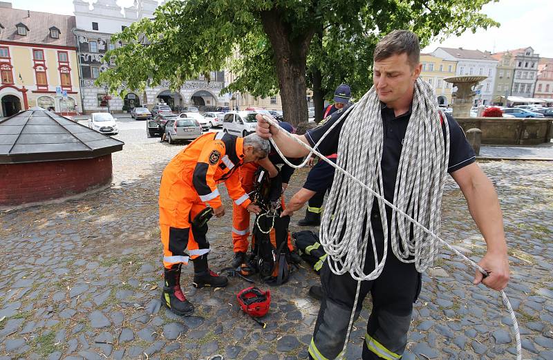 Hasiči slanili do kašny na Mírovém náměstí v Litoměřicích