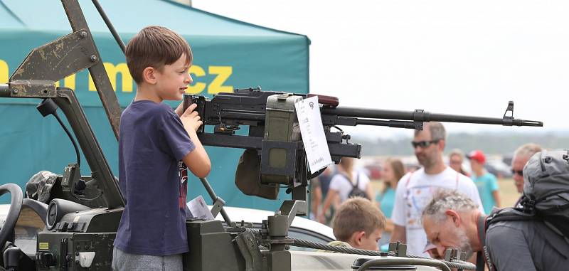 Letecký den Memorial Air Show 2019 v Roudnici nabídl také v neděli pestrý program